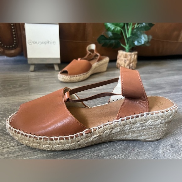 Andre Assous Dainty Peep Toe Espadrille Wedge Sandals in Cuero Tan Size 9 NWOB! - Picture 1 of 9